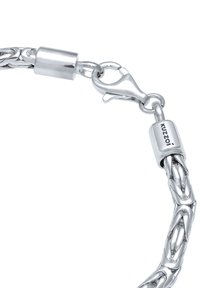 Silbernes Metallarmband mit einem gedrehten Design, ausgestattet mit einem sicheren Karabinerverschluss und einem zylindrischen Verschluss, der mit "Kuzoi" graviert ist.