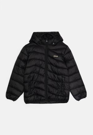 Fekete puffakabát kapucnival, cipzárral és bordázott mandzsettákkal. Díszített steppelt mintázattal és "URBAN STREET GEAR" logóval a mellrészen.