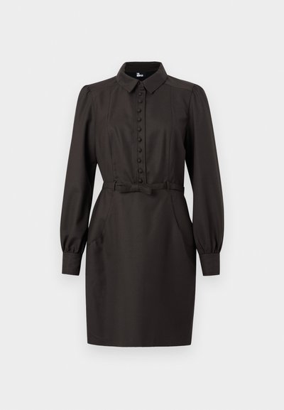 Tumši brūns garām piedurknēm tērps ar auduma pogām gar priekšpusi, atbilstoša josta ar loku un klasisku apkakli uz balta fona.