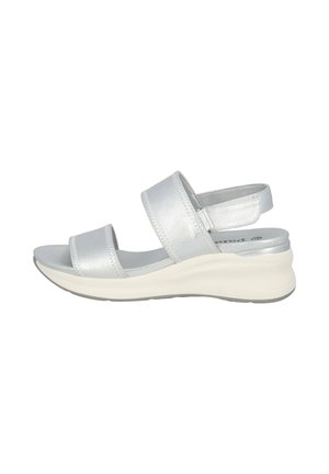 Silberne Ledersandalen mit einem Design aus zwei Riemen, gepolstertem Fußbett und einer weißen Wedge-Sohle. Verstellbarer Knöchelriemen für einen sicheren Sitz.