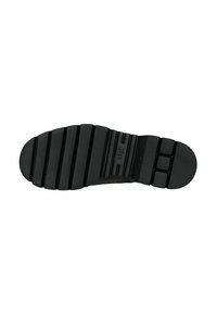 Suela de zapato de goma negra con superficie texturizada que presenta ranuras y perfiles horizontales para tracción. Incluye una pestaña para un manejo fácil.