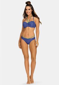 Niebieski zestaw bikini z marszczonym topem typu bandeau i dopasowanymi majtkami, ozdobiony plecionym paskiem w odcieniach zieleni i żółci. Gładka tekstura.