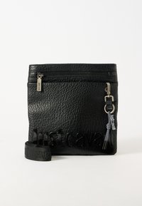 Černá kožená crossbody taška s texturovaným povrchem, embosovaným logem, horním zipem a odnímatelným ramenním popruhem.
