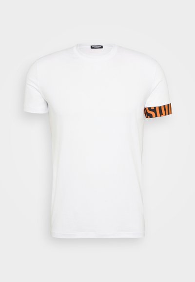 Hvit bomull T-skjorte med rund hals og korte ermer, med en oransje mønstret detalj på den ene erm.