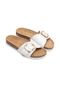 Weiße Rutsch-Sandalen mit einem breiten Riemen, der eine goldene quadratische Schnalle aufweist, einer weichen Wildleder-Innensohle und einer strukturierten Korksohle.