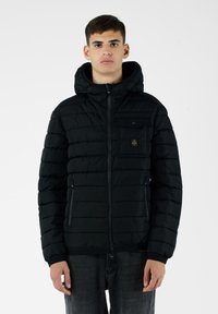 Giacca a vento nera, con zip frontale, grande cappuccio, design a righe orizzontali, tasche con zip e una piccola etichetta con logo sul petto.