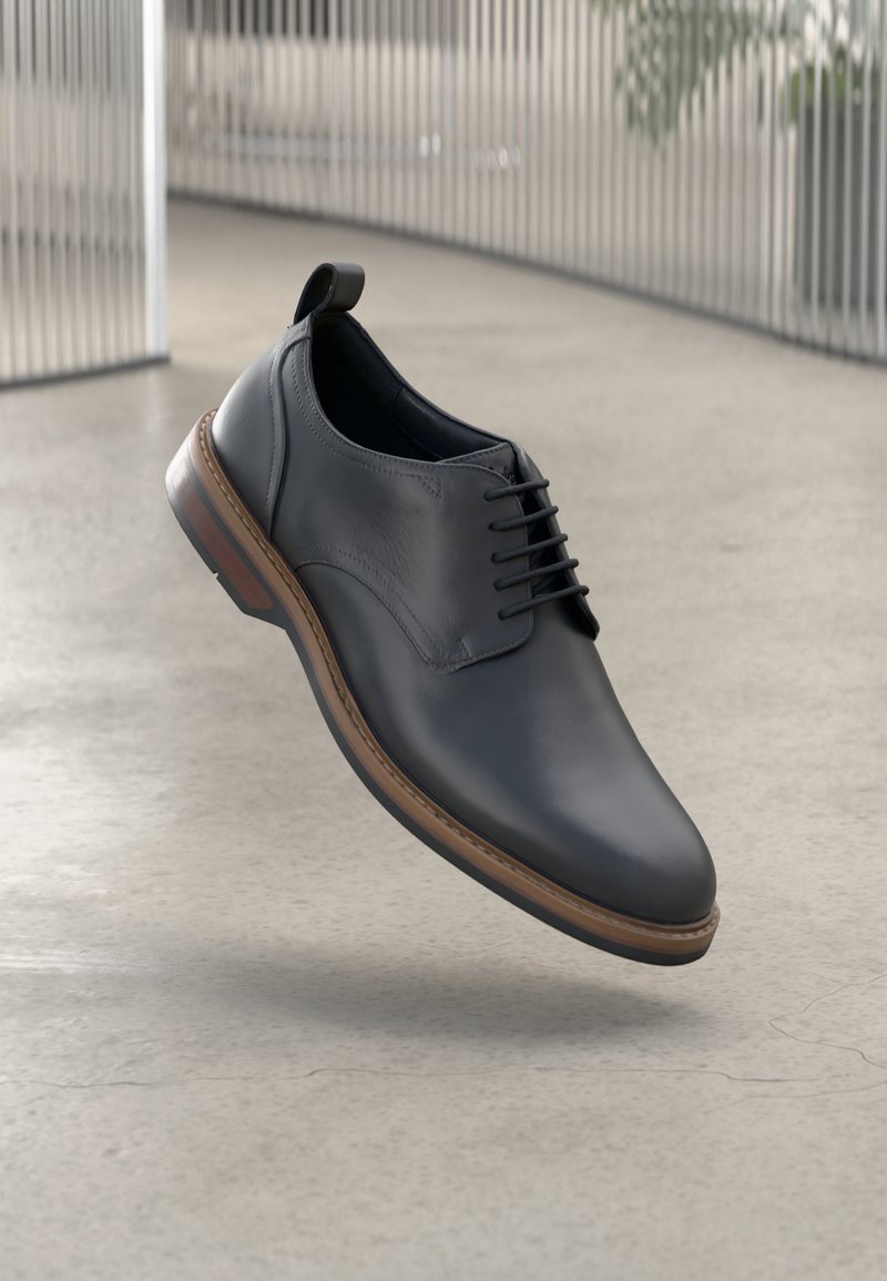 Pantofii de dress pentru bărbați, din piele neagră, cu bot rotund, cusături detaliate, șireturi proeminente și un accent de talpă maro. Concepuți cu un tab de prindere.