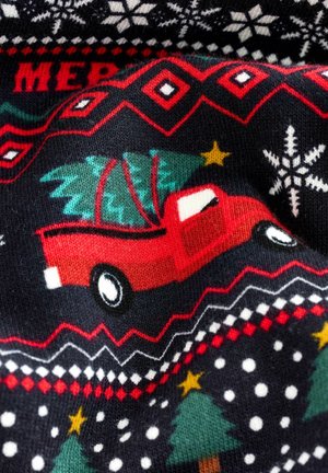 Roter Pickup-Truck mit einem Weihnachtsbaum, verziert mit Schneeflocken, Bäumen und Sternen auf einem schwarzen Hintergrund mit roten und weißen Akzenten.