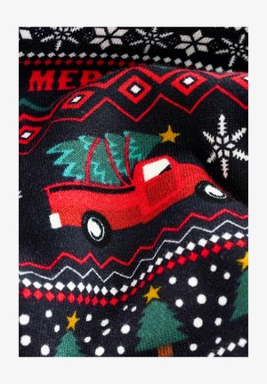 Roter Pickup-Truck mit einem Weihnachtsbaum, verziert mit Schneeflocken, Bäumen und Sternen auf einem schwarzen Hintergrund mit roten und weißen Akzenten.