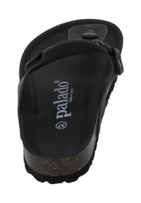 Zwarte slipper met kurken middenzool en textuurband. Heeft een merkvermelding op de binnenzool en een verstelbare gesp. Platte, slipvaste zool.