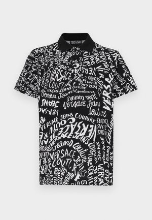 Czarny polo z białymi wzorami tekstowymi, zawierający napis "Versace Jeans Couture" w różnych stylach. Klasyczny kołnierzyk i krótkie rękawy.