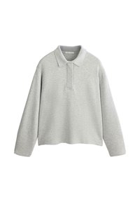 Polo à manches longues gris clair avec col et patte de boutonnage cachée, en tissu doux et texturé, présenté sur un fond blanc.