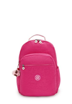 Lys pink Kipling rygsæk med front lynlåslomme, top håndtag, sidelomme og en lille plyssabe nøglering.