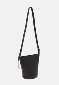 Borsa a secchiello nera in pelle con texture liscia, tracolla regolabile, dettagli in metallo dorato e una silhouette semplice.