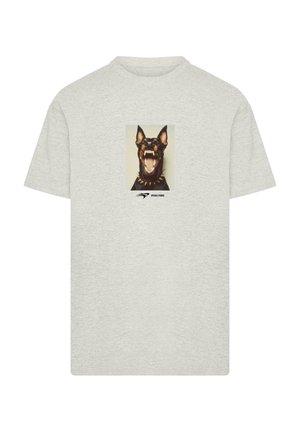 Maglietta in cotone grigia con una grafica centrale di un cane nero e marrone con i denti scoperti, incorniciato da un design rettangolare e sottili dettagli hardware.