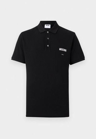 Μαύρο πόλο μπλουζάκι με κοντά μανίκια, γιακά και τρία κουμπιά, με λευκό λογότυπο "MOSCHINO Milano" στο αριστερό στήθος.