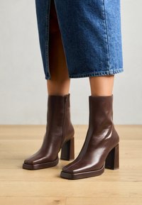 Jeffrey Campbell MAXIMAL-L2 ciemnobrązowy
