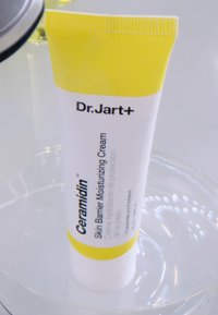 Crème hydratante pour la barrière cutanée Ceramidin de Dr. Jart+ dans un tube blanc avec un capuchon jaune, présentant un texte noir et une surface lisse.