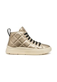 Zapatilla alta acolchada dorada con cordones negros, parte superior texturizada, cuello acolchado y suela de goma color crema con ranuras verticales.
