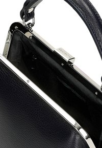 Borsa in pelle blu navy con finitura testurizzata. Fibbia in metallo argento e una elegante struttura con chiusura. Interno in tessuto nero.