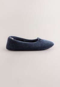 Chausson ballerine en tissu doux bleu marine avec texture côtelée et petit nœud sur fond neutre.
