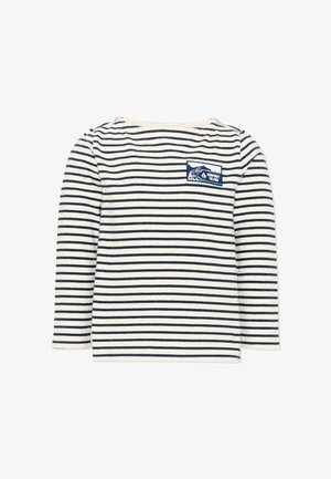 Chemise blanche à manches longues avec des rayures horizontales bleu marine et un patch rectangulaire bleu portant l'inscription « Bonpoint Island » sur la poitrine.