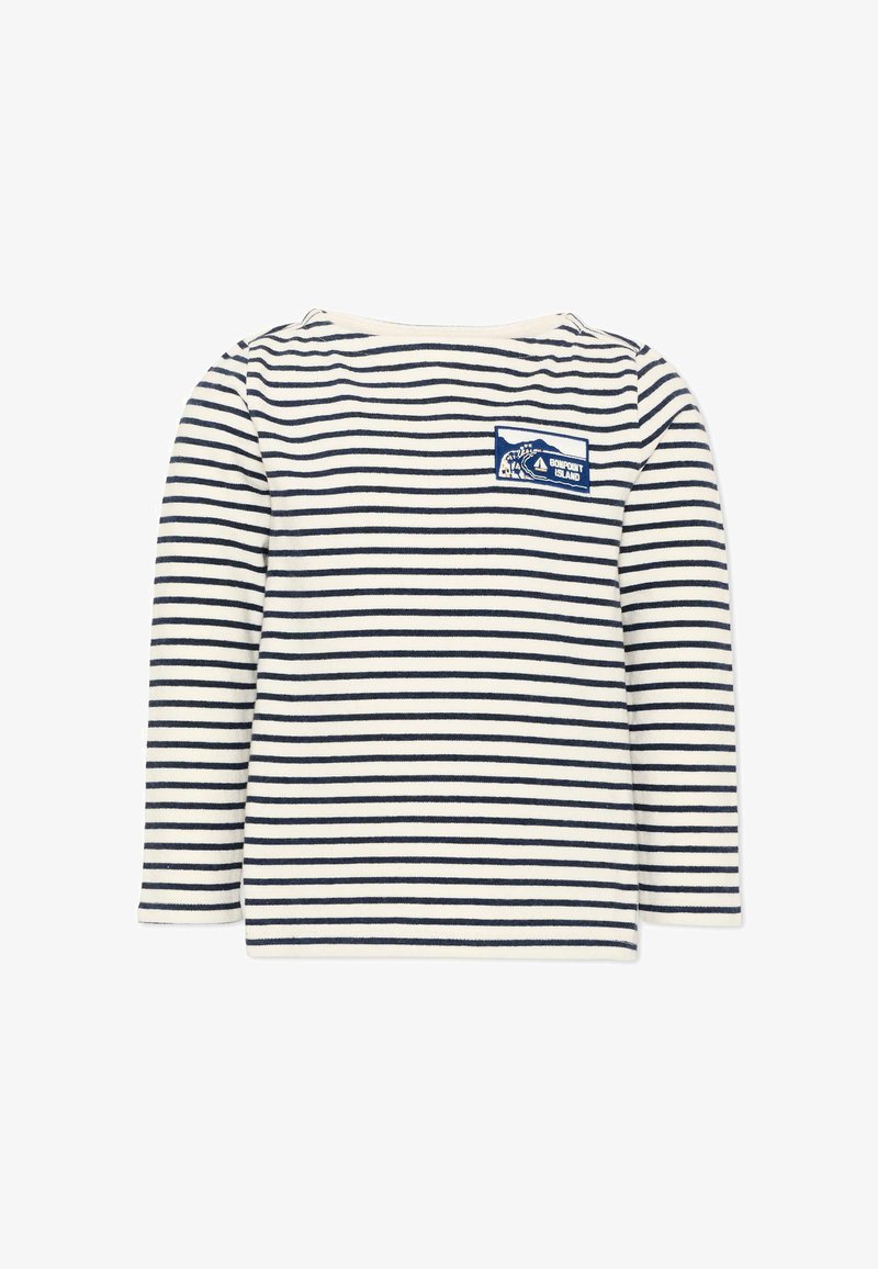 Chemise blanche à manches longues avec des rayures horizontales bleu marine et un patch rectangulaire bleu portant l'inscription « Bonpoint Island » sur la poitrine.
