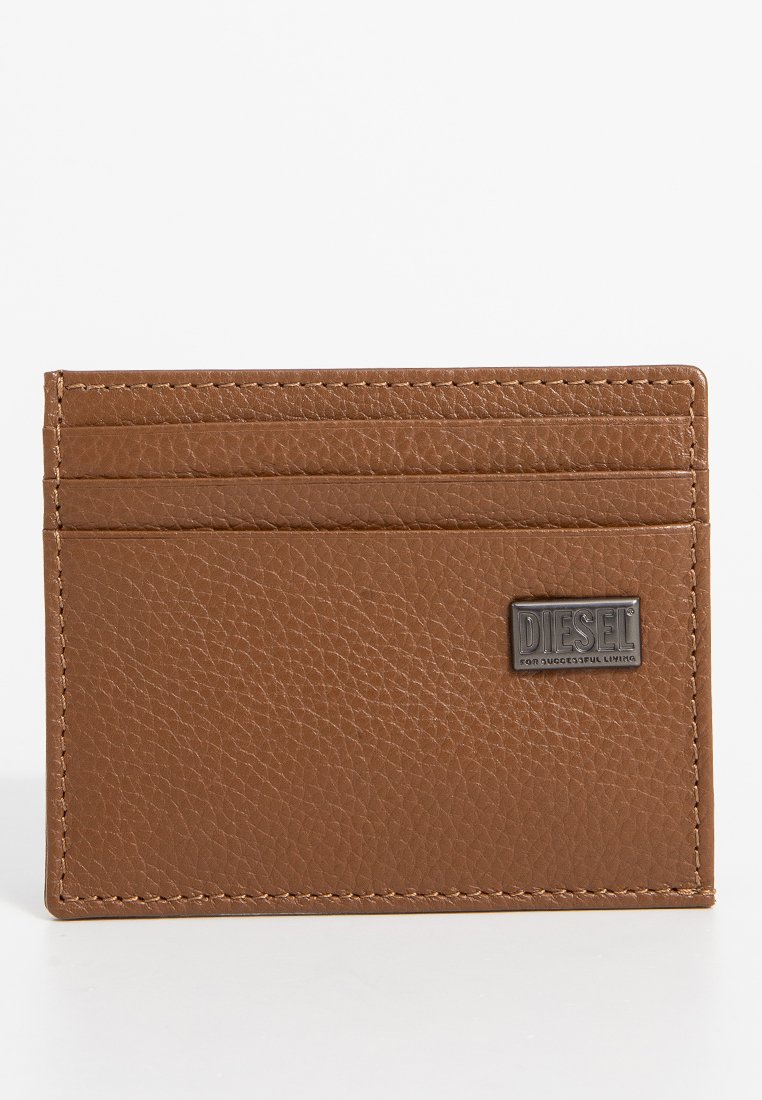 Portafoglio in pelle marrone con texture, dotato di tre scomparti per carte e una placchetta in metallo con il logo Diesel davanti.