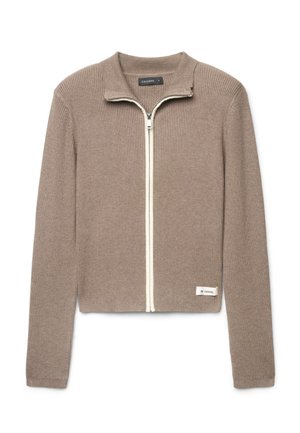 Cardigan con zip in maglia coste color taupe a maniche lunghe, colletto alto e piccola etichetta bianca "Be Casual" sull'orlo inferiore.
