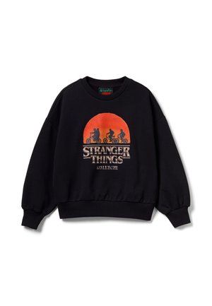 Felpa nera con grafica di un sole rosso-arancione, tre silhouette che pedalano in bicicletta e scritta "Stranger Things" sul davanti.