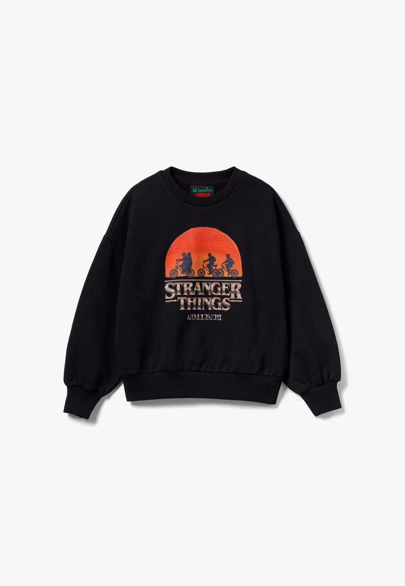 Schwarzer Pullover mit einer rot-orangenen Sonnengrafik, drei Silhouetten, die Fahrräder fahren, und dem Schriftzug "Stranger Things" auf der Vorderseite.