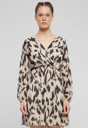 Wickelkleid aus einem leichten, glatten Stoff mit einem beigen Hintergrund und schwarzen sowie braunen abstrakten Mustern. Lange Ärmel, V-Ausschnitt und elastischer Taillenbund.
