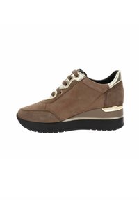 Sneaker in suede marrone con tomaia testurizzata, accent metallic sul tallone e suola leggera nera. Presenta un design con lacci e punta arrotondata.