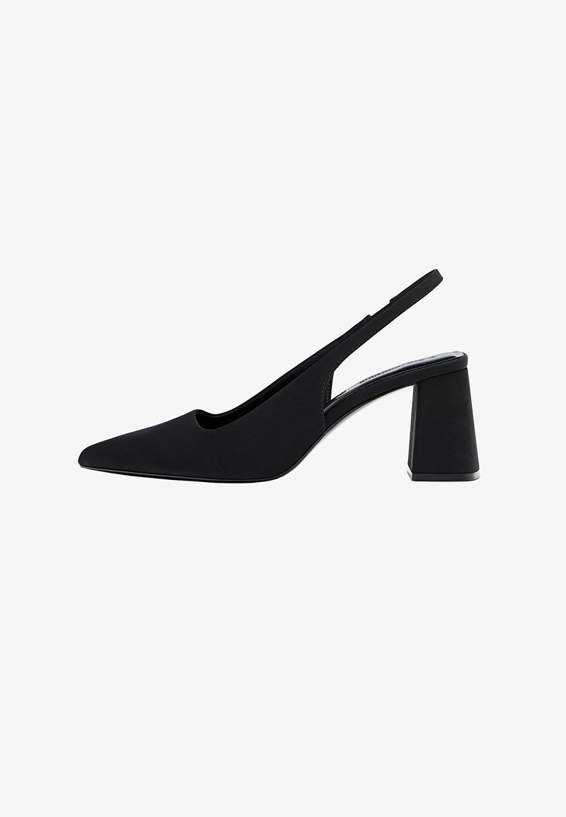 Escarpin noir à bride arrière avec bout pointu et talon bloc moyen épais, texture lisse, vue de côté sur fond blanc.