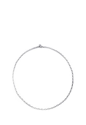 Hopeaketju, jossa on suorakaiteenmuotoiset lenkit ja pieni pyöreä lukko, aseteltuna ympyrän muotoon valkoisella taustalla.