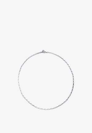 Sølvkjede med rektangulære lenker og en liten rund lås, arrangert i en sirkulær form på en hvit bakgrunn.