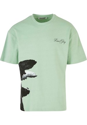 Mäta zelené bavlnené tričko s čiernobielym grafickým potlačou na boku a textom "Honor & Glory" v písaných písmach. Design s klasickým okrúhlym výstrihom.