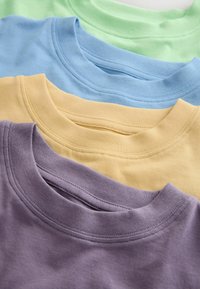 Négy környakas póló vízszintesen egymásra helyezve. Színek: menta zöld, világoskék, halvány sárga és levendula. Pamut anyag bordázott nyakkivágással.