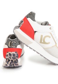 Weiße und rote Sportschuhe mit einem strukturierten Stoffabsatz, Akzenten im Leopardenmuster und einem goldenen Logo. Gummisohle mit guter Traktion.