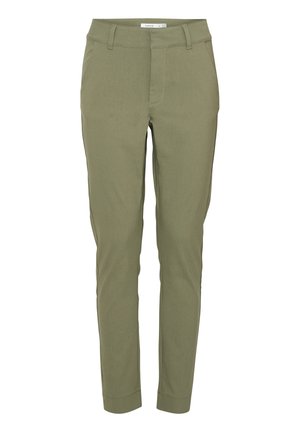 Maslinaste zelene hlače od glatkog materijala, slim fit kroja, s petljama za pojas, te zatvaranjem na patentni zatvarač i gumb. Nema vidljivih uzoraka ili hardverskih elemenata.