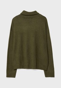 Maglione a maniche lunghe verde oliva con collo alto a coste, polsini e orlo, esposto in piano su uno sfondo grigio.