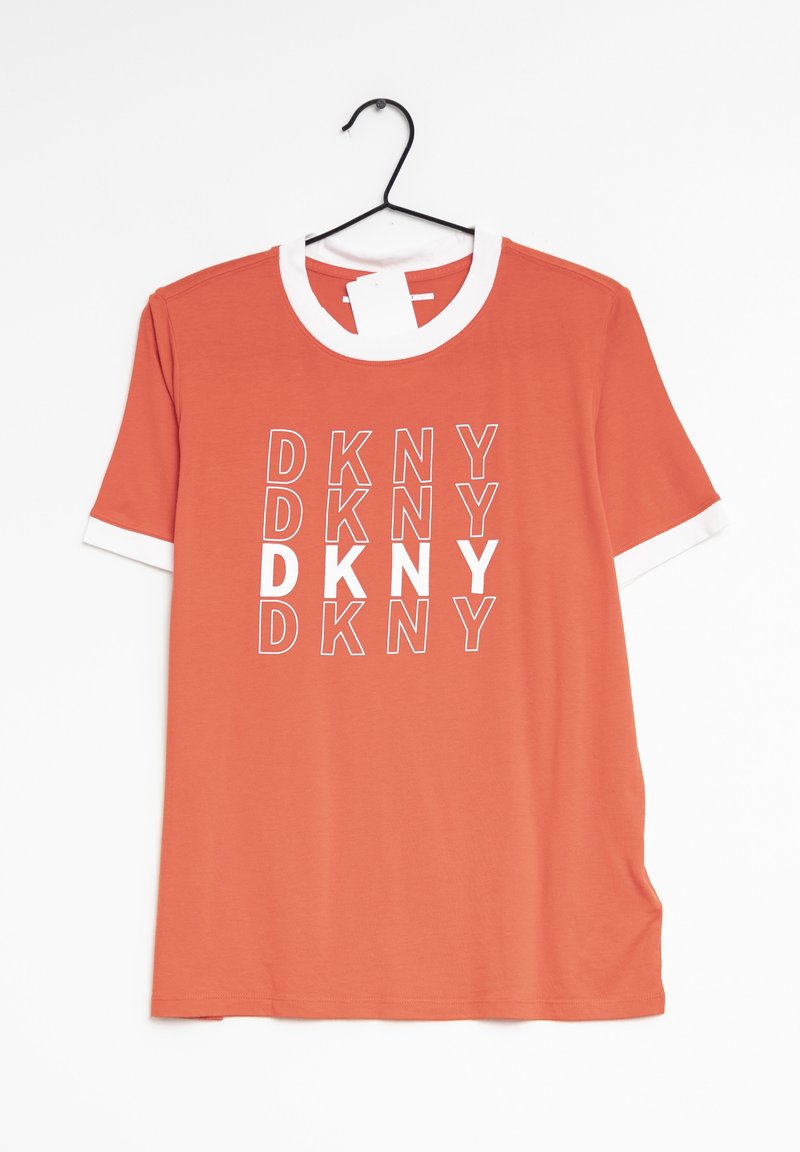 T-shirt orange à manches courtes avec col et poignets côtelés blancs ; présente un motif répétitif de texte "DKNY" blanc dans diverses orientations.