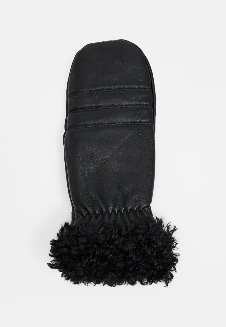 Czarna skórzana rękawica o teksturowanym wykończeniu, z trzema poziomymi przeszyciami i puszystym czarnym futrem przy nadgarstku.