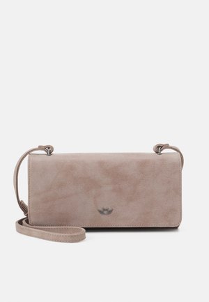 Valkoinen olkalaukku vaaleanpunaisesta tekonahasta, suorakaiteen muotoinen, sileä pinta, jossa on pieni logo-aksentti ja säädettävä hihna.