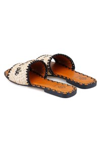 Geflochtene Strohsandalen mit zwei offenen Riemen, versehen mit schwarzer Kante und Nähten. Die Sohle besteht aus braunem Leder mit einer strukturierten Oberfläche.