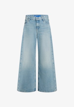 Gaiši zilas platām kājām džinsa bikses ar priekšpuses pogu, rāvējslēdzēja aizdari, jostas cilpām un priekšpuses un aizmugures kabatām.