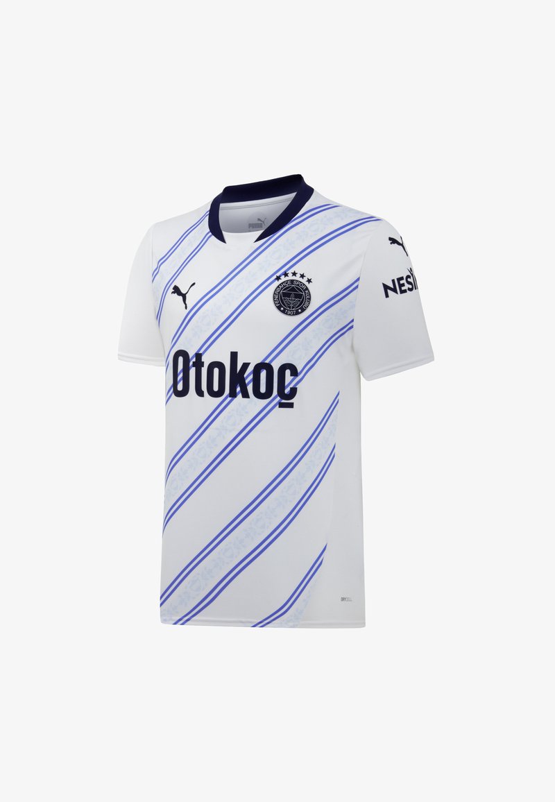 Bela nogometna majica z modrimi poševnimi črtami, ki ima okroglo ovratnik, PUMA logo in krožni grb na prsih.
