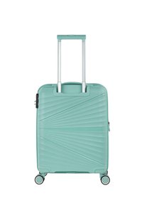 Maleta rígida en verde menta, con líneas diagonales texturizadas, mango retráctil y cuatro ruedas para mayor movilidad.
