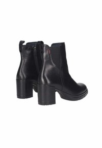 Stivaletti neri in pelle con punta arrotondata, pannelli laterali elasticizzati e tacco spesso. Presentano una zipper e una finitura texture.