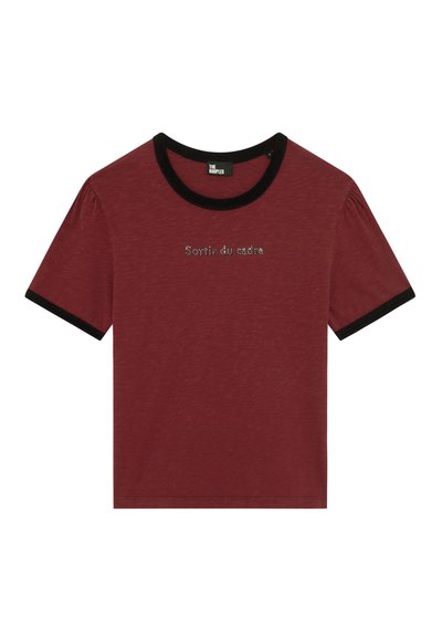 Bordeauxfarbenes T-Shirt mit kurzen Ärmeln und schwarzen Rippbündchen am Hals und an den Ärmeln, mit dem Text "Sourire du cadre" aus Strass auf der Vorderseite.